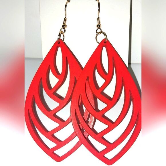 Gorgeous hollow wooden earrings - Picture 4 of 5